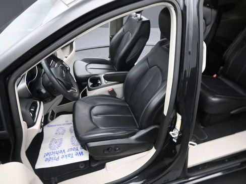 Used 2023 Chrysler Pacifica Touring-L FWD image 19