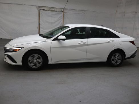 Used 2026 Hyundai Elantra SE FWD image 4