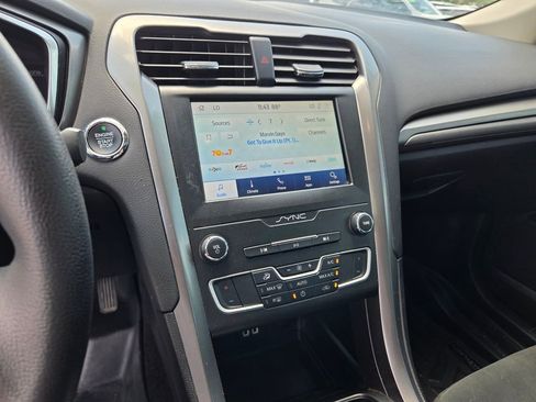 Used 2020 Ford Fusion SE FWD image 25