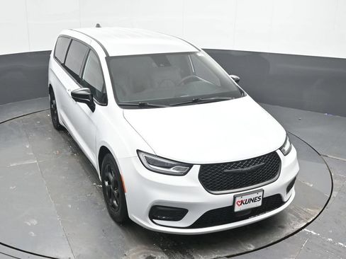 Used 2024 Chrysler Pacifica Limited FWD image 41