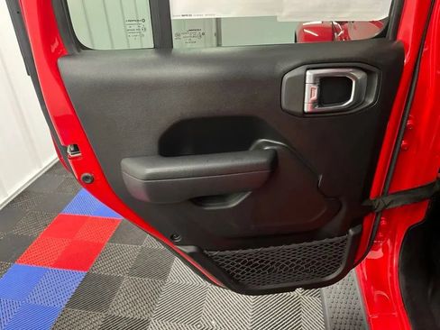 Used 2024 Jeep Wrangler Unlimited AWD/4WD image 18