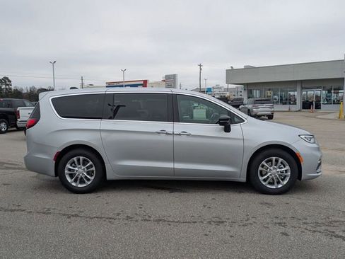 New 2026 Chrysler Pacifica Select image 2