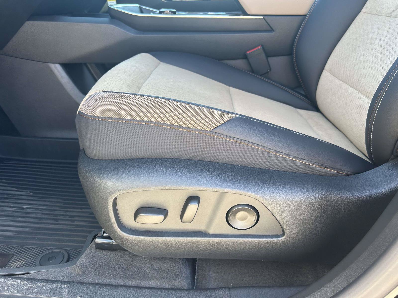 New 2027 Chevrolet Equinox ACTIV w/ Safety and Technology Package AWD/4WD image 17