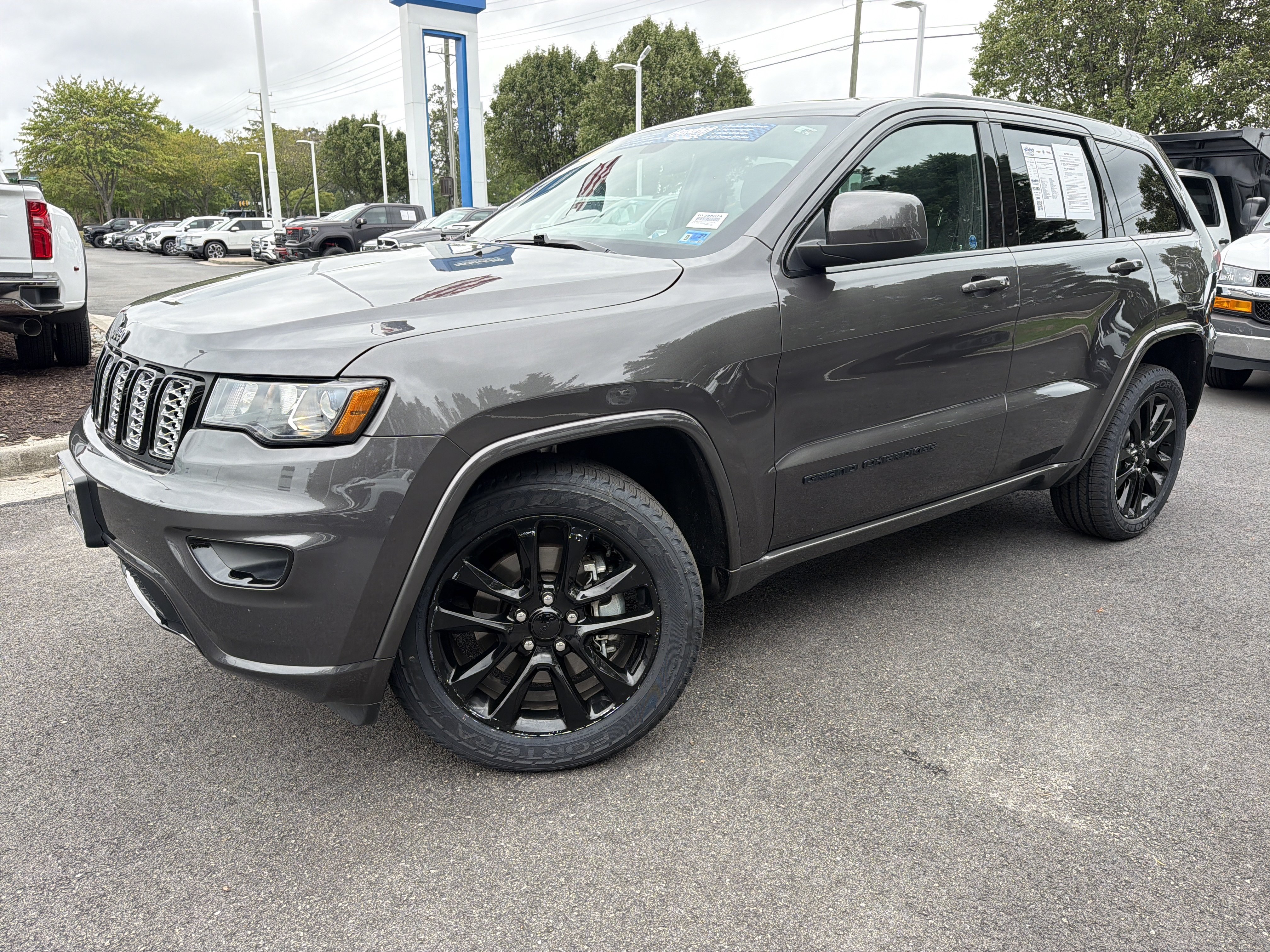 Used 2021 Jeep Grand Cherokee Laredo X AWD/4WD image 5