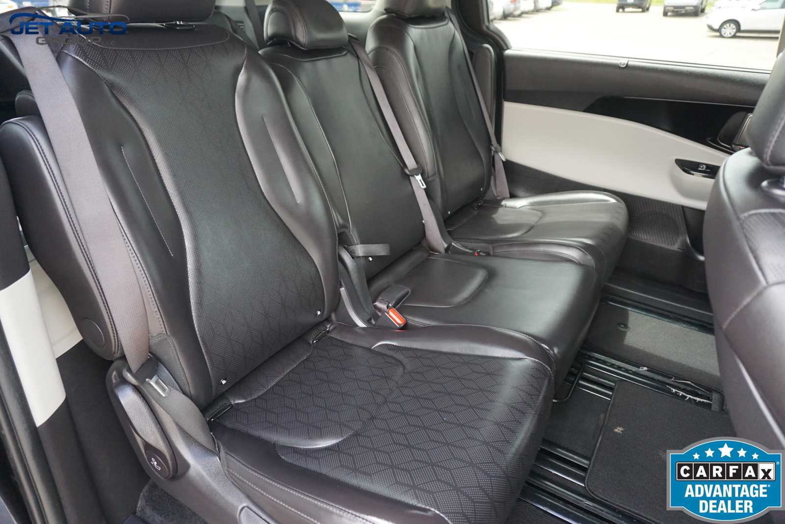 Used 2023 Kia Carnival EX FWD image 24