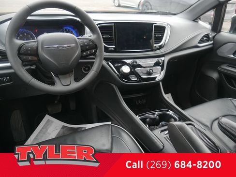 Used 2025 Chrysler Pacifica Limited FWD image 41
