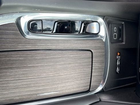 Used 2023 Buick Enclave Avenir image 18