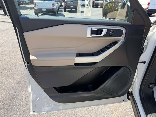Used 2023 Ford Explorer XLT w/ Equipment Group 202A AWD/4WD image 13