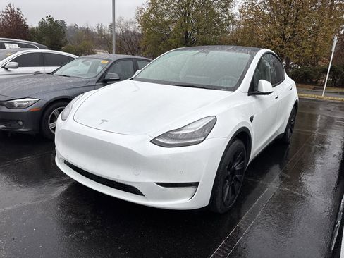 Used 2022 Tesla Model Y Long Range image 12