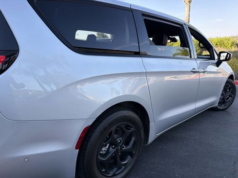 Used 2023 Chrysler Pacifica Touring-L w/ Uconnect Theater Family Group FWD image 13