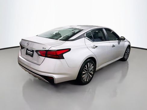 Used 2024 Nissan Altima 2.5 SV FWD image 9