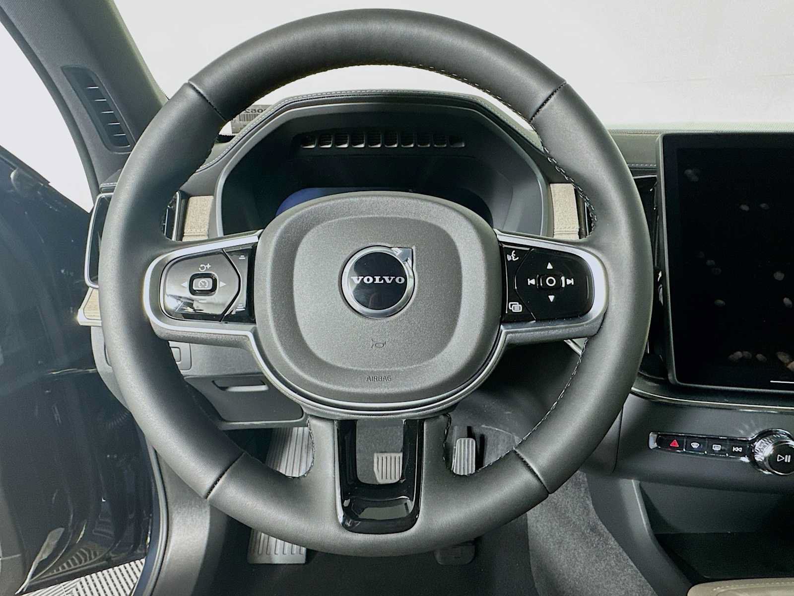 New 2026 Volvo XC90 T8 Plus w/ Protection Package Premier AWD/4WD image 11