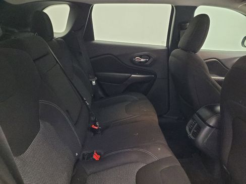Used 2019 Jeep Cherokee Latitude w/ Cold Weather Group FWD image 19