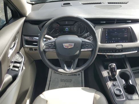 Used 2023 Cadillac XT4 Luxury w/ Cold Weather Package image 17