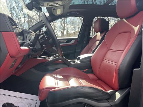 Used 2024 Porsche Cayenne AWD/4WD image 21