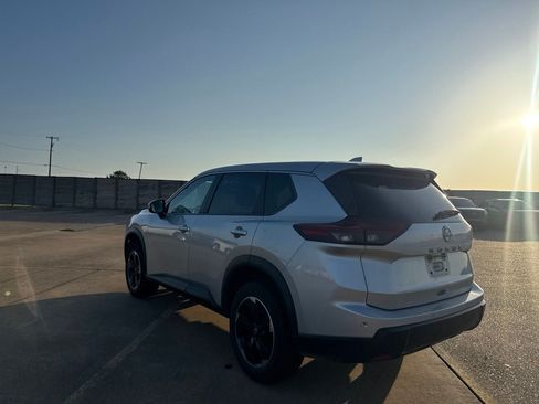 Certified 2025 Nissan Rogue SV FWD image 13