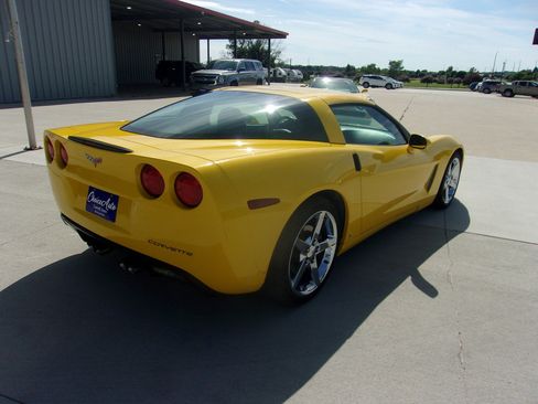 Used 2006 Chevrolet Corvette Coupe w/ Preferred Equipment Group RWD image 3