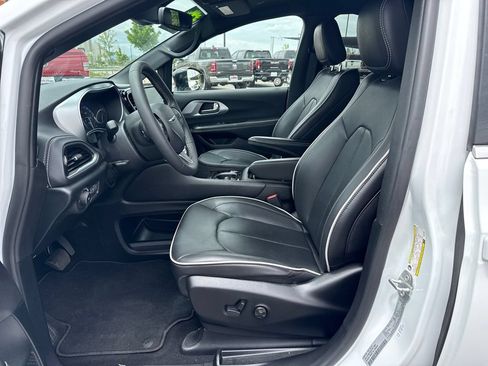 Used 2026 Chrysler Pacifica Limited AWD/4WD image 26