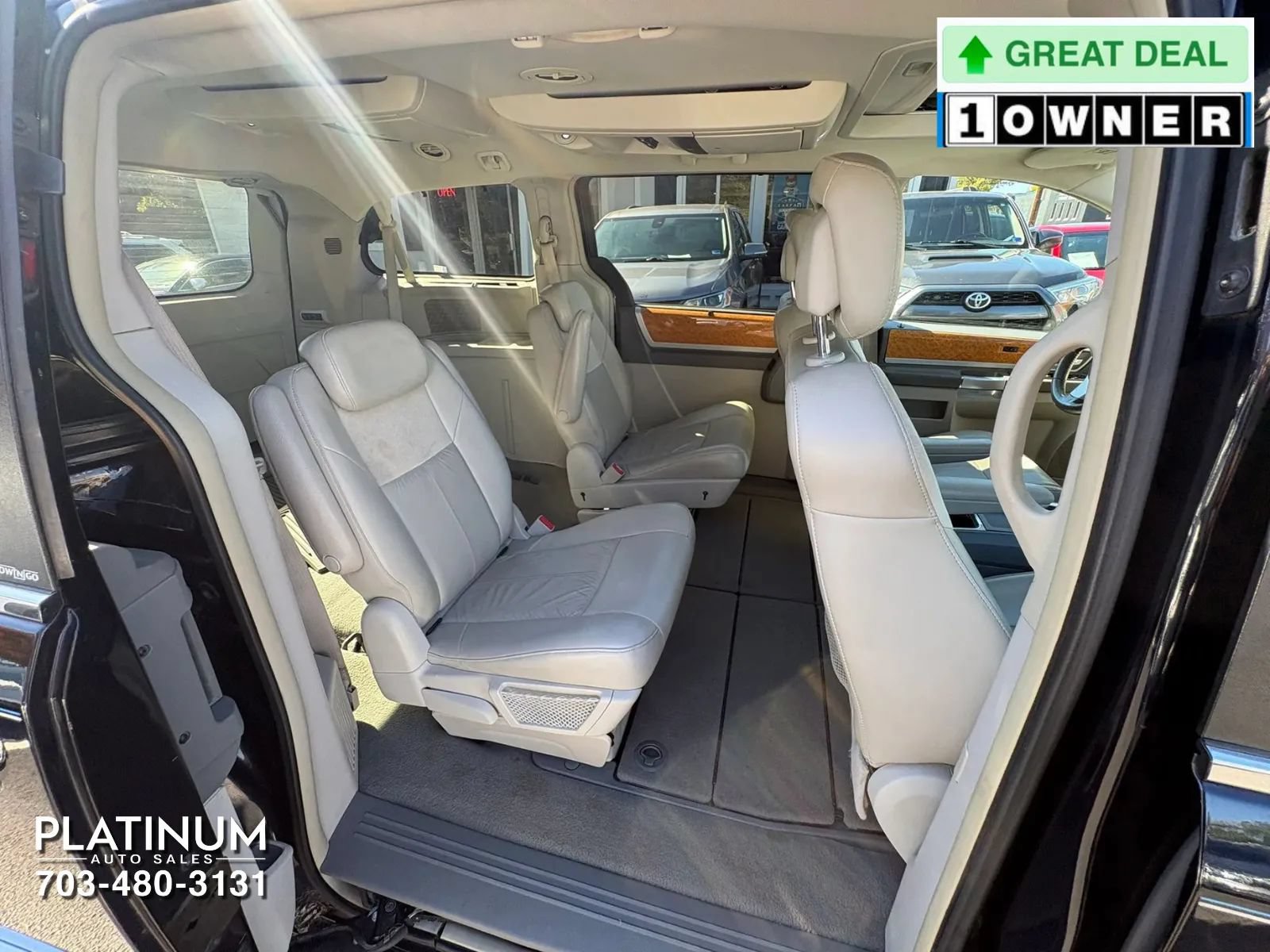 Used 2010 Chrysler Town & Country Limited w/ Entertainment Group #3 FWD image 14