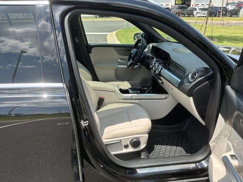 Used 2022 Mercedes-Benz GLB 250 4MATIC image 32