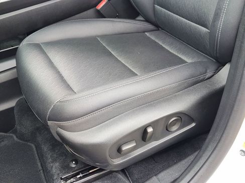 Used 2025 Chevrolet Equinox LT w/ Convenience Package II FWD image 24