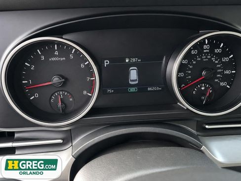 Used 2023 Kia Carnival LX FWD image 10