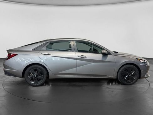 Used 2023 Hyundai Elantra SEL FWD image 3