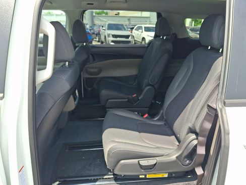 New 2026 Kia Carnival LX FWD image 6