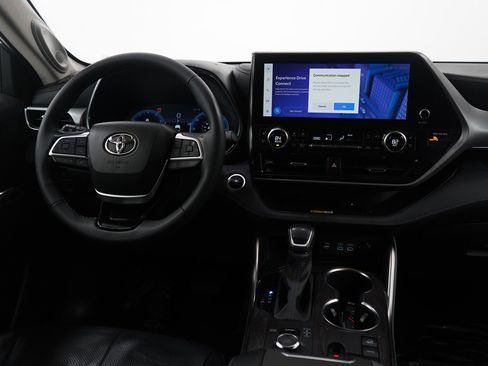 Used 2024 Toyota Highlander Platinum image 12