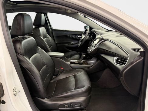 Used 2018 Chevrolet Malibu Premier w/ Premier Sun and Wheel Package FWD image 12