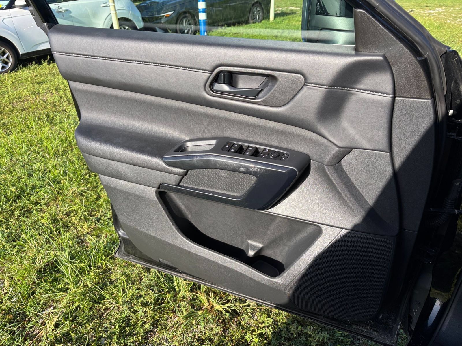 Used 2025 Nissan Pathfinder SV FWD image 18