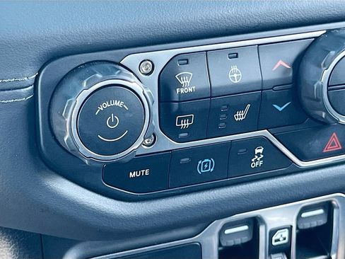 Used 2025 Jeep Wrangler Unlimited Sahara w/ Safety Group image 19