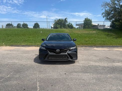 Used 2021 Toyota Camry SE FWD image 1