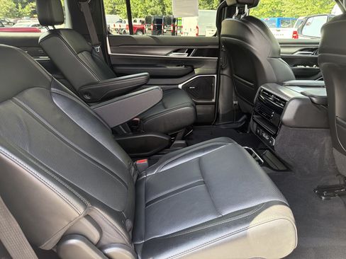 Used 2024 Jeep Wagoneer Series III AWD/4WD image 18