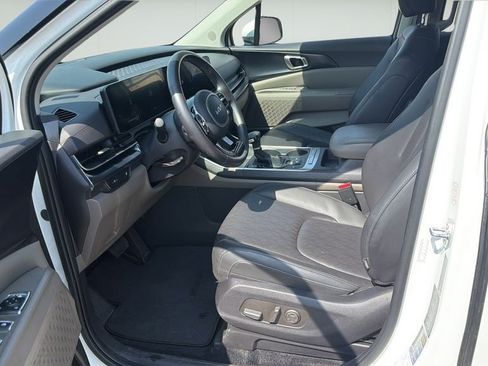 Used 2025 Kia Carnival FWD image 9