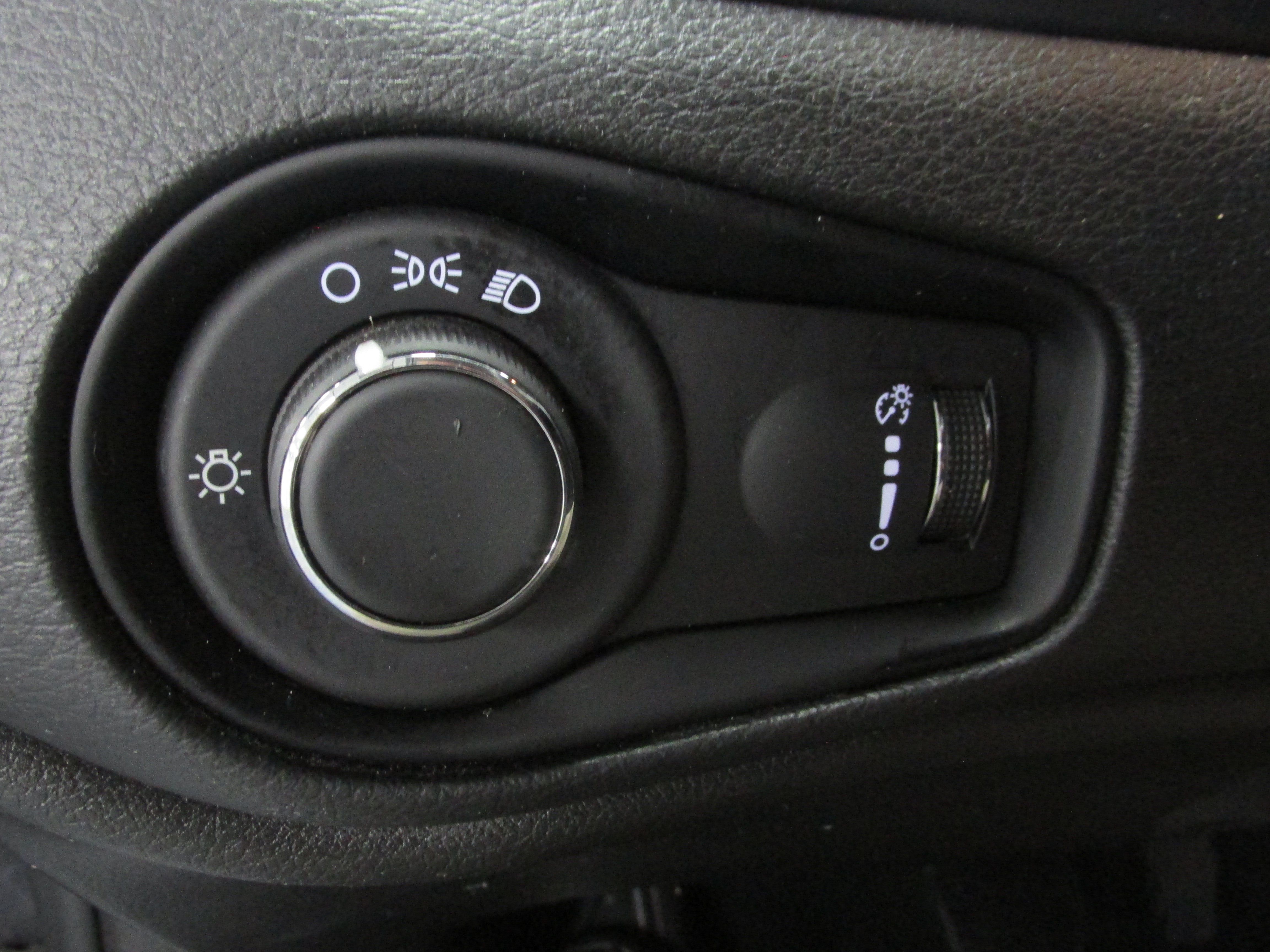 Used 2023 Jeep Renegade Latitude AWD/4WD image 29