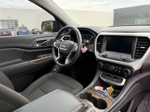Used 2023 GMC Acadia SLE w/ Driver Convenience Package FWD image 4