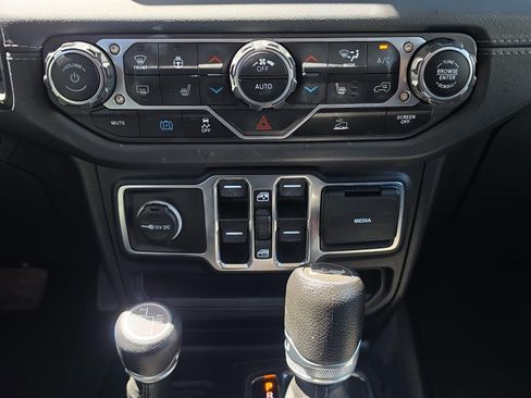 Used 2024 Jeep Wrangler Unlimited Sahara AWD/4WD image 26