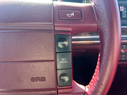 Used 1990 Lincoln Town Car image 58