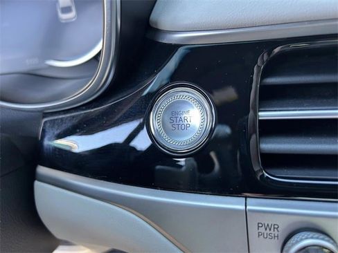 Used 2025 Genesis G70 2.5T image 28