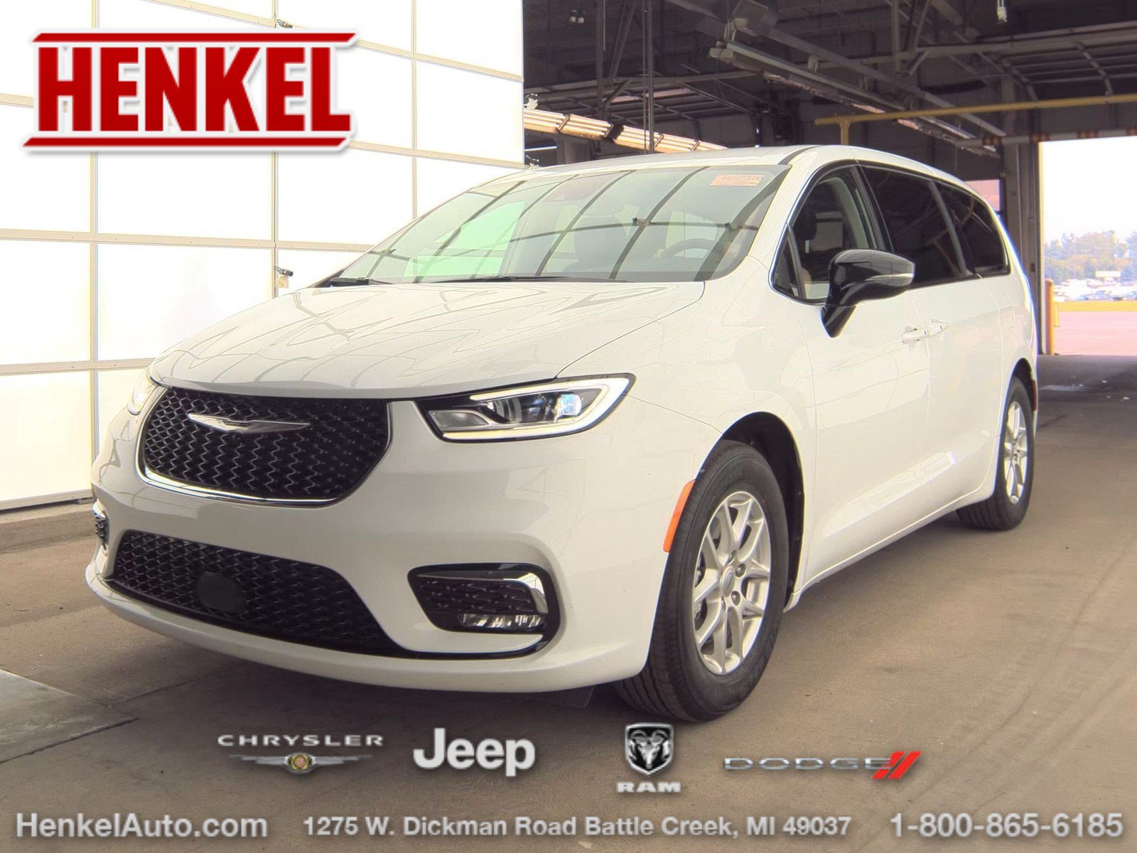 Used 2024 Chrysler Pacifica Touring-L w/ Uconnect Theater Family Group FWD image 1