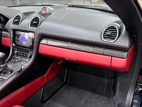 Used 2024 Porsche 718 Boxster RWD image 19