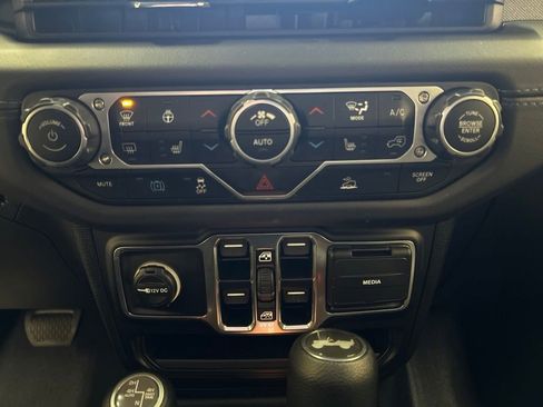 Used 2025 Jeep Wrangler Unlimited Sahara AWD/4WD image 22