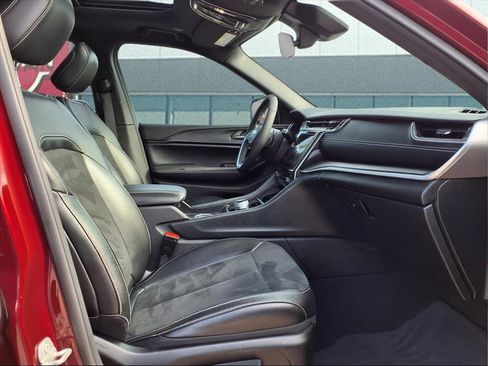 Used 2024 Jeep Grand Cherokee L Altitude image 15