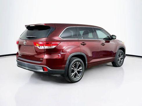 Used 2018 Toyota Highlander LE w/ Carpet Mat Package (TMS) AWD/4WD image 25