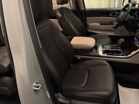 Certified 2024 Kia Carnival EX image 23