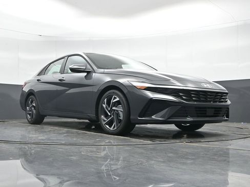 Used 2025 Hyundai Elantra Limited image 50