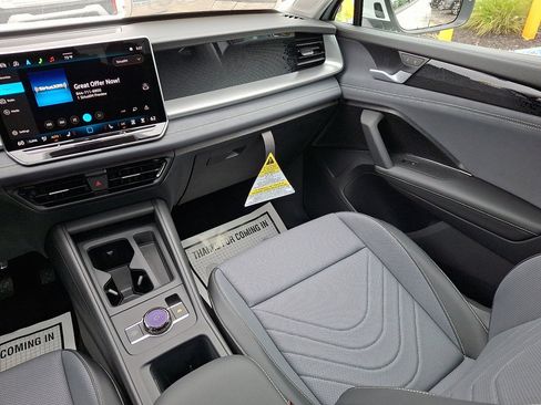 New 2025 Volkswagen Tiguan SE image 11