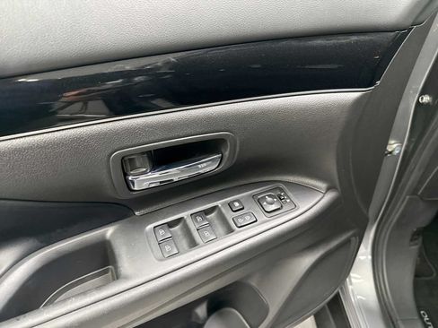 Used 2020 Mitsubishi Outlander SE AWD/4WD image 15