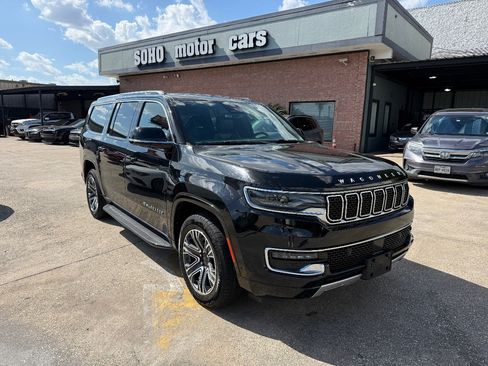 Used 2024 Jeep Wagoneer L Series II w/ Flexible Seating Group AWD/4WD image 3